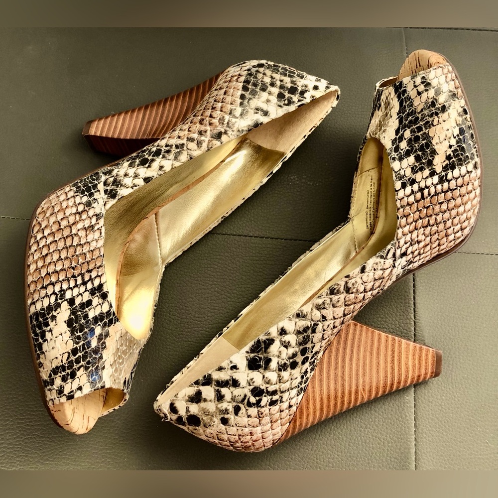 New GUESS Marciano wedge hi heels peep toe brown snakeskin faux leather 7 shoes